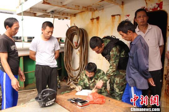 浙江多部门查获一艘载有3100箱渔获物船