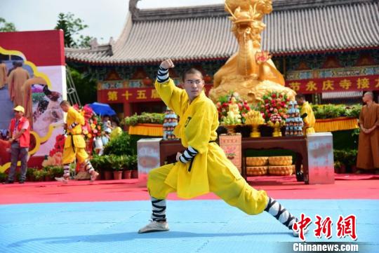 图为30日，海南永庆寺接龙水活动现场武僧表演。　付美斌 摄