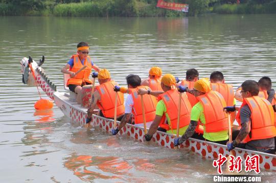 图为“中华传统龙舟全球竞演”现场 王刚 摄