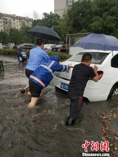 江苏大部分地区遭遇特大暴雨，部分城区积水严重又见“海湖瀑布”　城管供图　摄