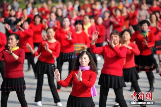 资料图：2016年11月30日，成都数百市民齐聚某广场，以歌曲《天府之国》为背景音乐同跳广场舞。 张浪 摄