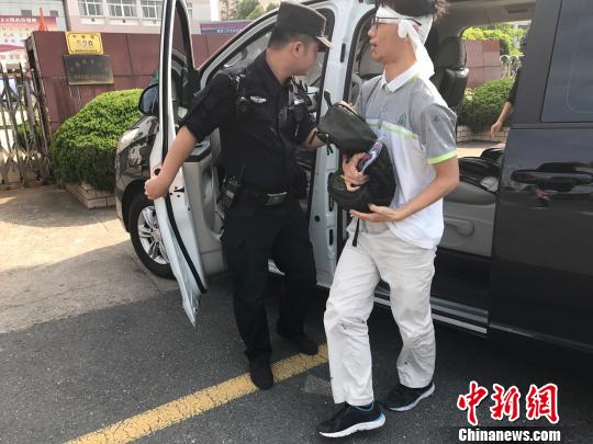 图为：特警队员将小豪送到考场。　蔡俊(通讯员) 摄