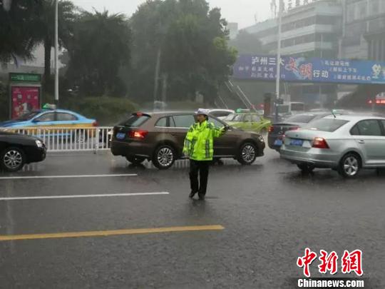 在雨中辛苦执勤的交警。　钟欣 摄