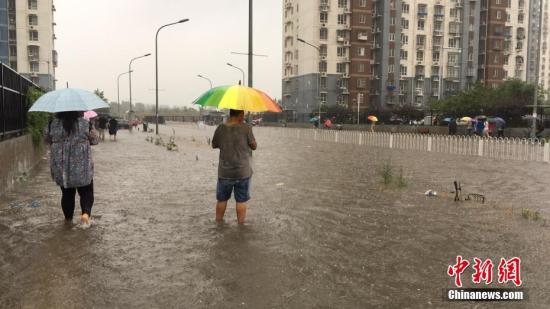 6月23日清晨，北京降雨持续，并出现了短时大雨。 记者 赵珊珊 摄