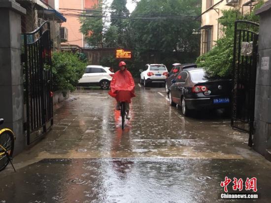 资料图：6月23日清晨，北京降雨持续，并出现了短时大雨。 记者 富宇 摄