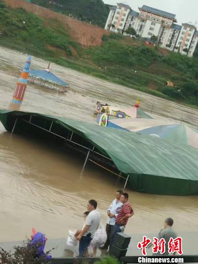 贵州省铜仁市松桃县一游乐场被水淹没。　钟欣 摄