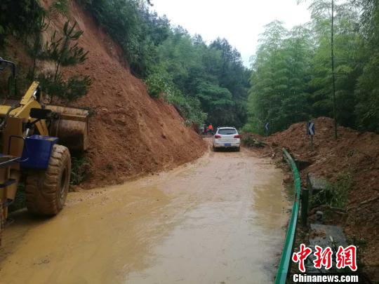 小湖线(湖南镇到举村乡)7K十200处上边坡塌方，交通中断。后经过抢修，上午半幅己通车。　邓亮 摄