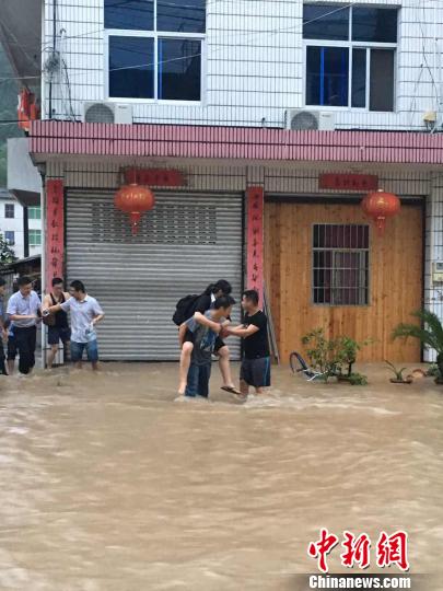 黄沙腰镇暴雨袭击，转移民众 遂昌宣传部提供 摄