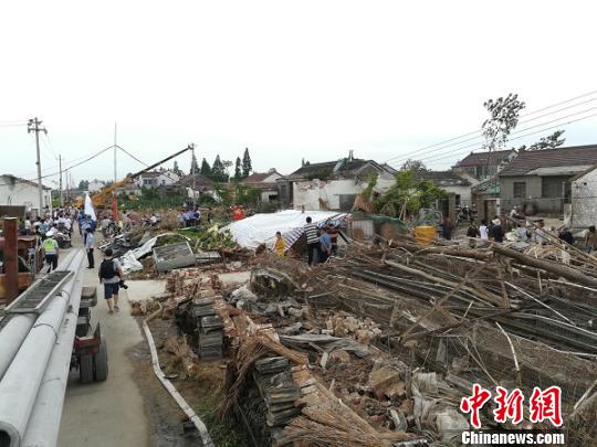 7月2日，江苏盐城东台部分镇遭受大风袭击。图为风灾后情形。　谷华 摄