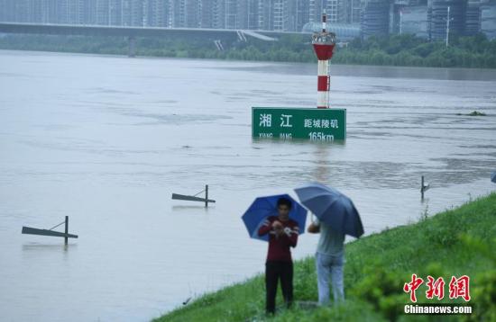 长沙湘江路沿江风光带上的指路牌被淹没大半。 记者 杨华峰 摄