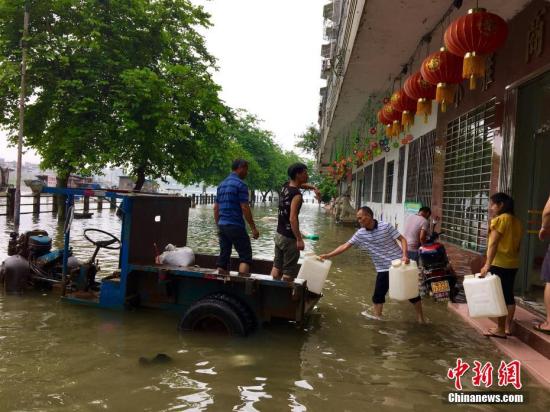 7月3日，广东省肇庆市封开县已转移受灾民众3078人，该县三防指挥部已于当日凌晨3点启动防汛IV级应急响应。受强降雨带移动影响，西江上游广西柳江、桂江等沿岸普降大到暴雨、局部大暴雨。广东省西江防汛督导组正赶赴封开指导该县洪水防御。图为民众自发转移物资。 记者 韦石明 摄