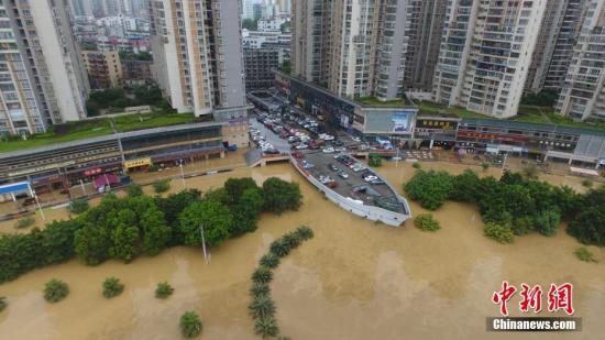 7月3日，因受连日暴雨影响，广西柳江河柳州段出现超警戒水位。图为被水淹的柳州市滨江东路，一个船形建筑犹如在水中“航行”。 王以照 摄