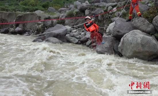 资料图：四川凉山一名孩子被暴雨困住。王驰 摄