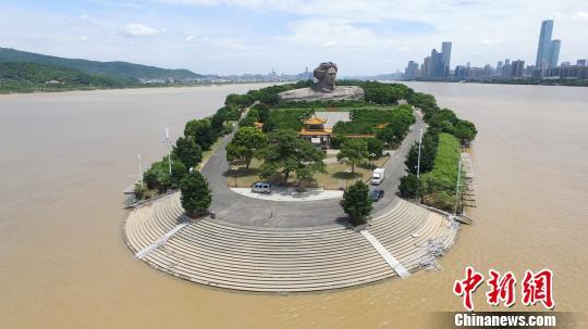 湘江长沙站水位退出警戒水位，橘子洲“梳洗”待开园。　杨华峰 摄