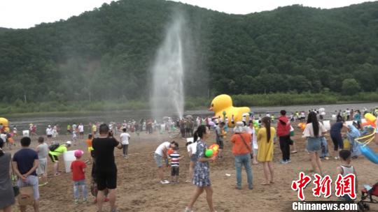 黑龙江省伊春市自然水域泼水大战 千人湿身狂欢 。　解培华 摄