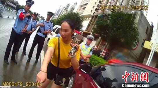 图为一女儿指责交警 李宗亮 摄