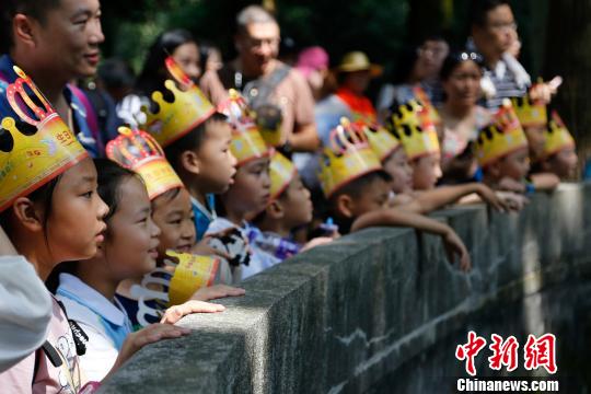 图为前来为“成就”“双好”庆祝生日的小朋友们。　王远 摄