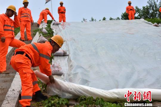 图为抢险队员处置边坡滑坡。　张可为 摄