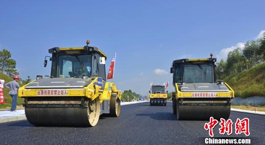 图为贵港至合浦高速公路沥青路面施工现场。　罗朝宇 摄