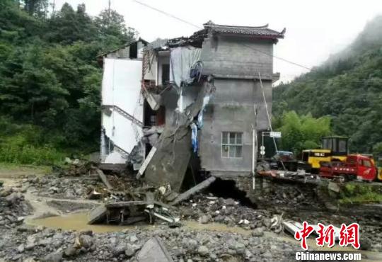 一栋在暴雨洪灾中受损严重的房屋 五宣 摄